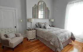 Queens Chamber W King Heavenly Bed At Nottingham Place In Wise